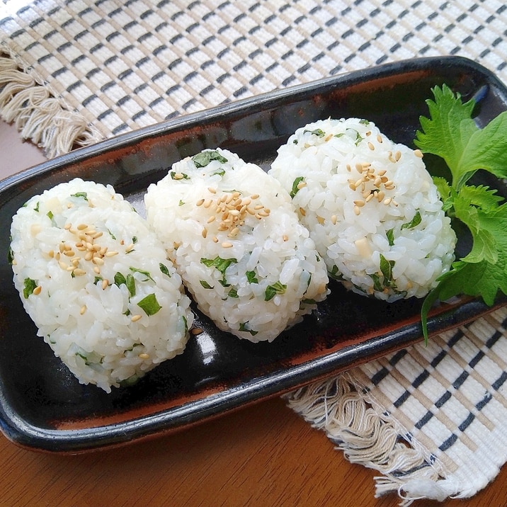 塩大葉と酢生姜の夏おにぎり